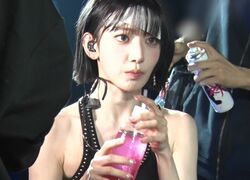 サクラ「体力的にもかなり大変…」LE SSERAFIM、初の東京ドームで見せた新たな挑戦、舞台裏に密着