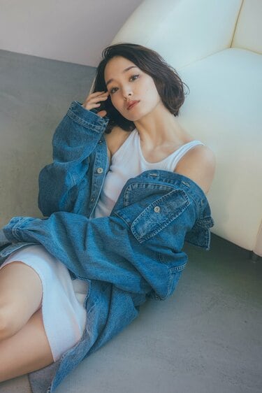 極悪女王”剛力彩芽が柔らかな表情 『FLASH』表紙＆巻頭10ページ飾る