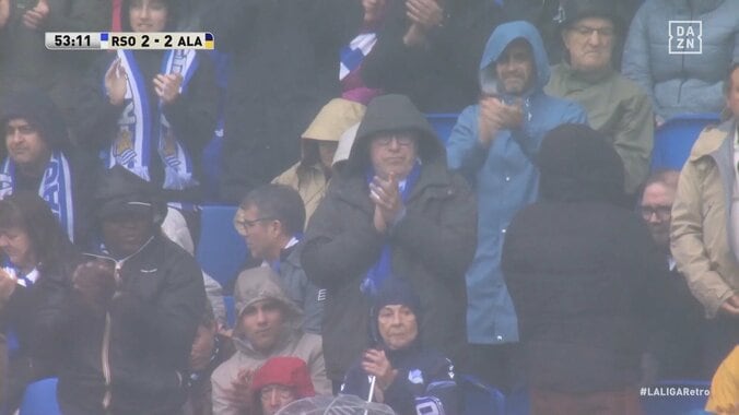 日本代表・久保建英に盛大なスタンディングオベーション「愛されてるな」「待っていたよたけちゃん」83日ぶりの復帰にホームスタジアム総立ち＆大歓声 4枚目