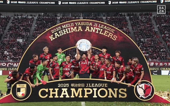 鹿島が真顔スルー芸！鈴木優磨が指名した“森脇芸担当”は？「優磨さんがめちゃくちゃ悪い顔してた」９年ぶり優勝で爆笑セレモニー 3枚目