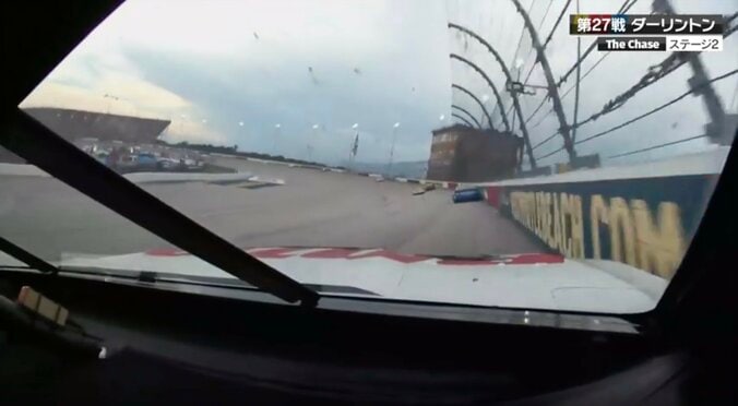 「あ！触ってる」レース中、飛び込んできた驚異の“壁走り”…国際映像も熱視線 痕跡クッキリの決定的一コマ 2枚目