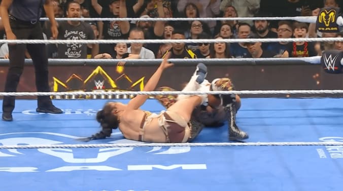 美女レスラー、“すごい角度”のブリッジ固めに悶絶