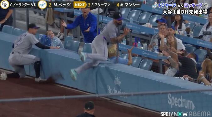 ファウルフライを追ってネットの支柱に激突するロッキーズのバーナベル選手