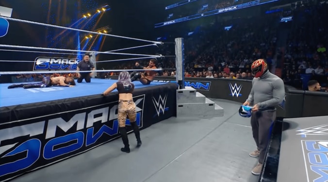 背後からキャンディスに近づくアクシオム