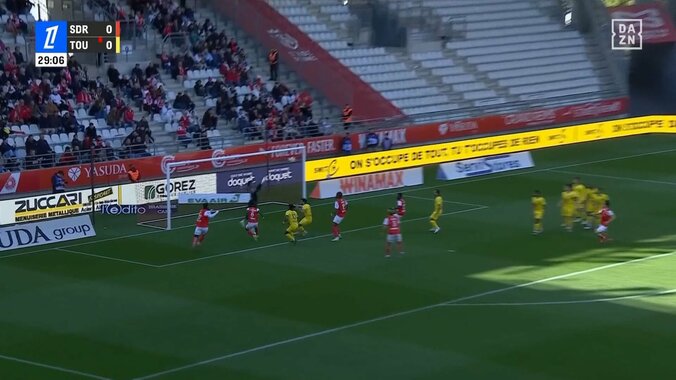 「伊東いい顔してるな」「並び最高」伊東純也＆中村敬斗の“ランス兄弟” FK直前のドアップ密談2ショットが話題「このツーショット見れただけで...」 2枚目