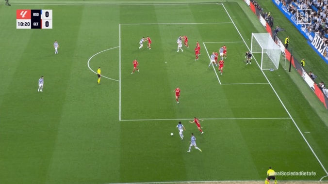 「もはや芸術の域」久保建英、“キレキレ切り返し”で敵2人を完全翻弄！先発復帰戦敗北も異例のMOM選出「W杯も楽しみ」 4枚目