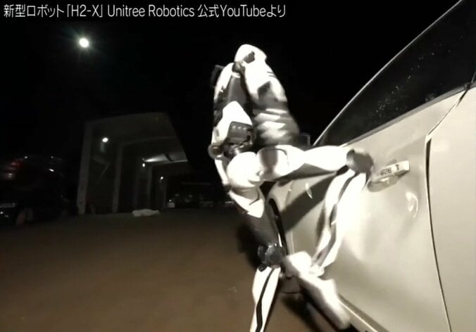 自動車を膝蹴りで破壊する中国の人型ロボット（実際の様子）