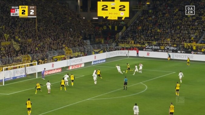 27歳日本代表DF、ブンデスデビュー戦の超ファインプレーが話題「よく先触ったな」「ナイスディフェンス」絶体絶命のピンチで体を張った“神クリア”の瞬間 4枚目