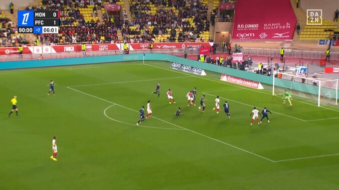 南野拓実、豪快シュートを枠外へ飛ばし痛恨の決定機逸「それは枠入れなきゃ」同点チャンスを逃しファンから厳しい声 5枚目