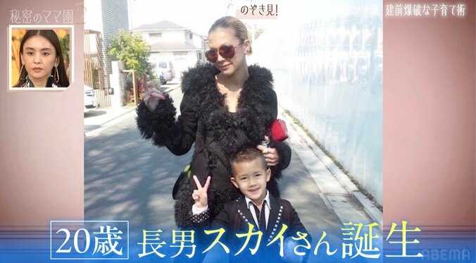 【写真・画像】「5年前に一軒家を購入」4児の母・土屋アンナ（42）、自宅リビングで娘たちがローラースケート「うちは広さもあるし」　2枚目