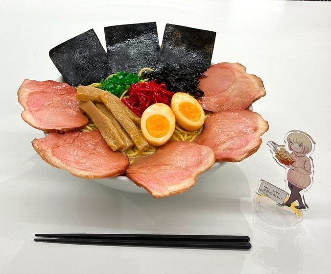 『ドカ食いダイスキ！もちづきさん』第4巻発売記念！池袋駅で腹ペコPVや巨大ポスターを展開 2枚目