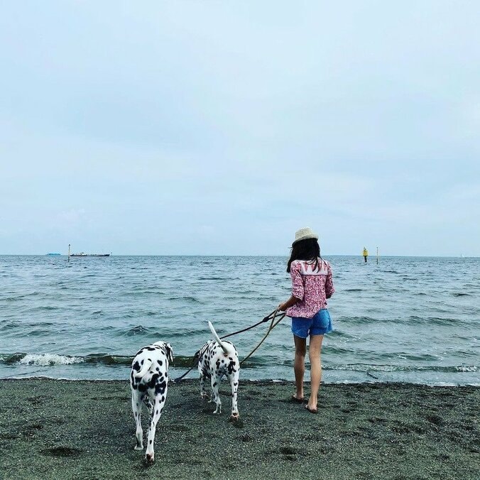 高岡早紀、夏休み最終日に娘のリクエストで海へ「今年は海にも連れて行ってなかった」 1枚目