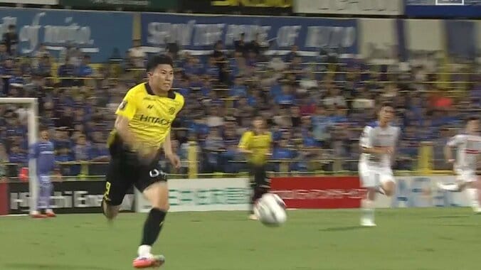 【映像】交代直後に超加速→60m級ドリブル独走