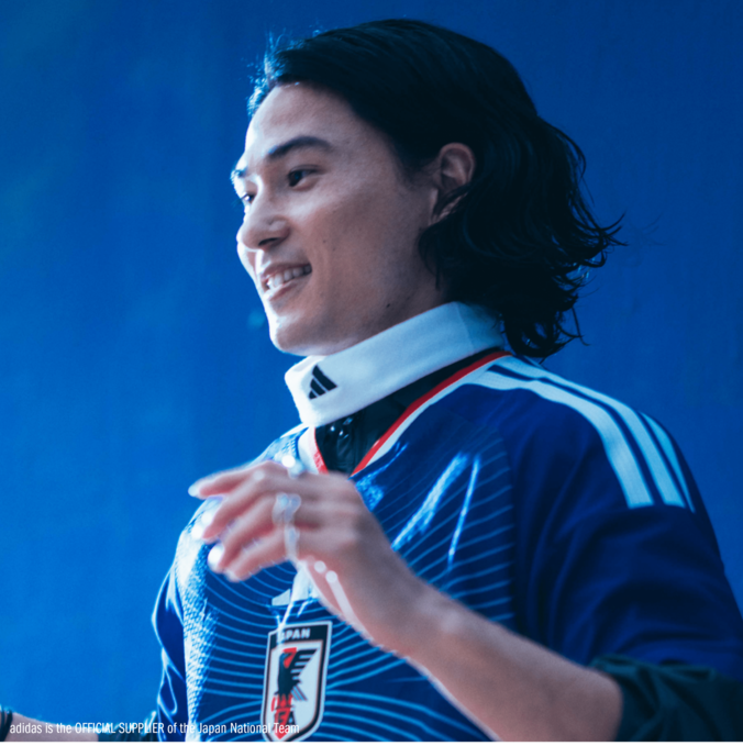 日本代表の新ホームユニホームを着る南野拓実。©adidas is the official supplier of the Japan National Team