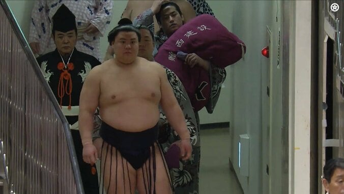 「義ノ富士の後ろにまたイケメン」花道奥、偶然の光景にファン熱視線 “ざんばら”髪の若手力士「さすがに目立つ」 3枚目