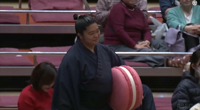 「デカっ」安青錦に贈られた巨大な副賞にファン騒然 預かった力士の“困惑笑顔”に「あの力士かわええ」「そら笑うわ」ファンほっこり 8枚目