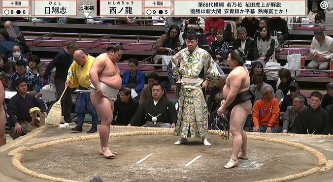 「行司のサイズ感がおかしいw」「行司デカっ」十両取組で驚きの光景 身長180センチ超の力士よりも行司がデカく見えた一コマ 3枚目