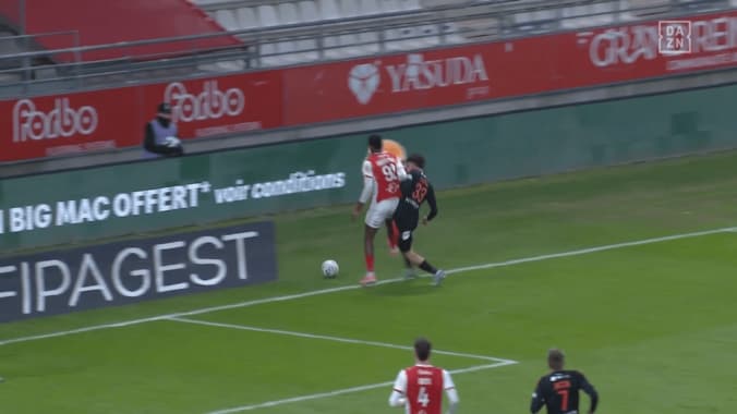 まさかの看板激突！ 中村敬斗同僚が超危険な“後方ボディアタック”被害…仲間が一斉抗議→相手FWは退場 3枚目