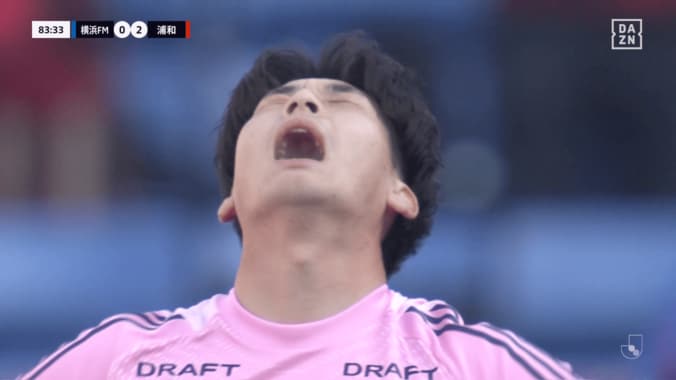 「何やってんの…」22歳GKが“痛恨キックミス”から失点「辛いけど頑張れ！」顔を覆う姿に横浜FMファンは落胆＆激励 5枚目