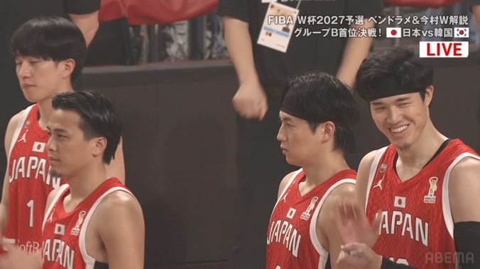 「スゲェ」って言ってる？三浦大知の“唯一無二な国歌独唱”に渡邊雄太がニコニコ！29年ぶり韓国撃破の裏でバズった“密かな話題”【バスケW杯予選】 4枚目