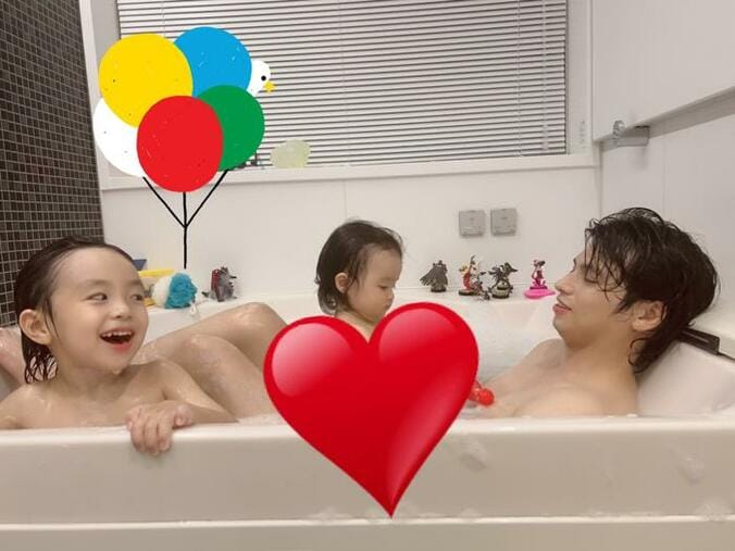  アレク、子どもたちとの入浴ショットを公開「まじで疲れた」  1枚目