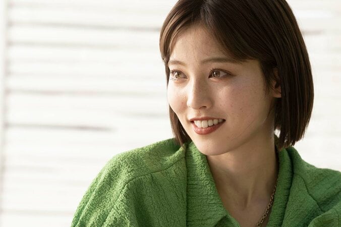 夜のプールで水着姿の美人ピラティス講師を強く抱きしめ…29歳経営者が不器用なアピール 5枚目