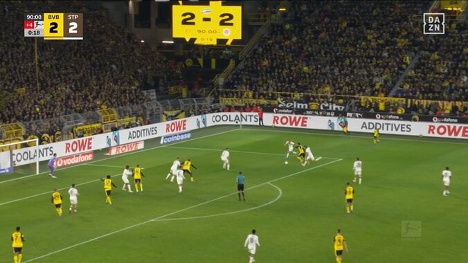 27歳日本代表DF、ブンデスデビュー戦の超ファインプレーが話題「よく先触ったな」「ナイスディフェンス」絶体絶命のピンチで体を張った“神クリア”の瞬間 3枚目