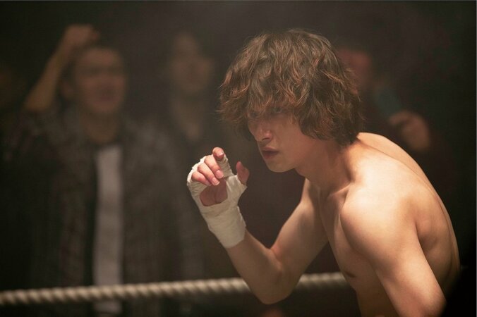 横浜流星、10kg減でキックボクサー役に挑む！劇中で極真空手時代のライバル・与座優貴と対戦 1枚目