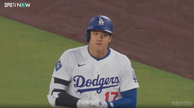 大谷翔平、満塁で併殺崩れも「最低限の仕事」 負けられない首位攻防戦で勝利へ執念…“3度手を叩き、2度頷く” 2枚目