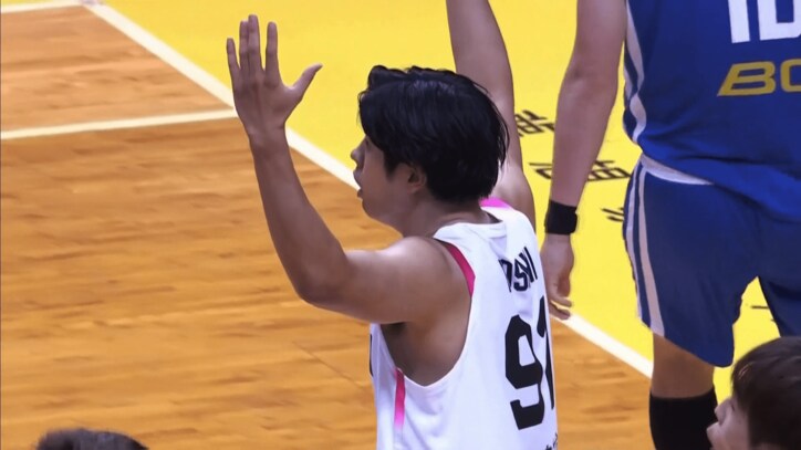 判定に不満を示す吉井裕鷹