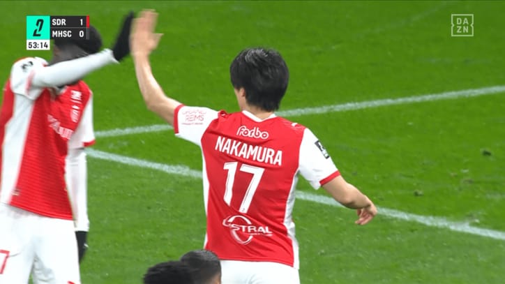 仲間とハイタッチをかわす中村敬斗