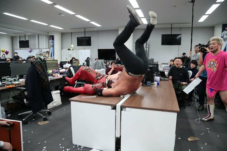 「怒られたけど反省しない。いつか限界に挑戦」 葛西純vs木高イサミのハードコアマッチ実現!CA路上プロレスでオフィスが戦場に