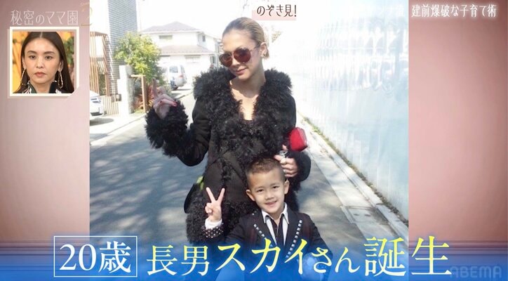 【写真・画像】「5年前に一軒家を購入」4児の母・土屋アンナ(42)、自宅リビングで娘たちがローラースケート「うちは広さもあるし」 2枚目