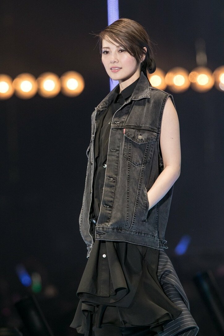 乃木坂46、白石麻衣は”クールまいやん”、松村沙友理は”にこるんポーズ”でTGCランウェイ堂々闊歩