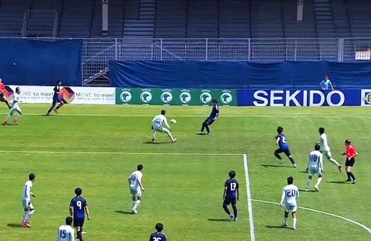 ダイレクトパスを出す大関