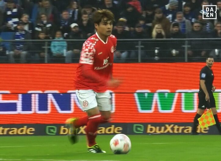 【写真・画像】「ひどい判定」佐野海舟の失点関与が物議…「ファウルないの？」激しい体当たりがノーホイッスルでファン疑問視　1枚目