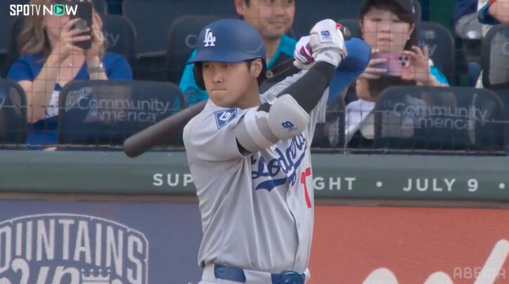 【写真・画像】「さっきの笑顔は何だったんだ…」大谷翔平、敵軍監督に律儀にご挨拶→ホームランをお見舞いする“驚愕シーン”　1枚目