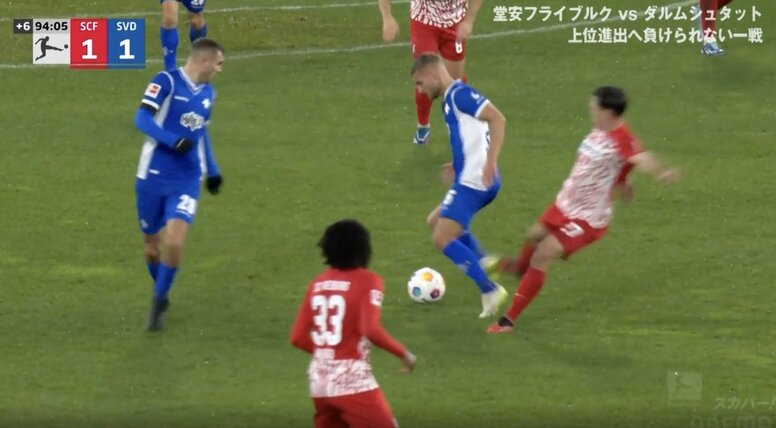 体を張って潰す！“戦術的ファウル”でプレーをブった切る 背後から相手の足を冷静に刈り取る瞬間　イエローカードと引き換えにピンチ阻止したシーン 