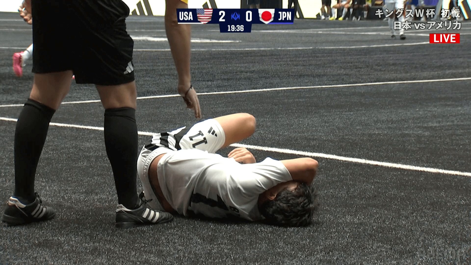 相手は顔を抑えて倒れたが…