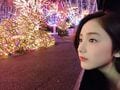 平祐奈、イルミネーションに見惚れる横顔が美しい「本当にかわいい」「肌がめっちゃ綺麗」の声