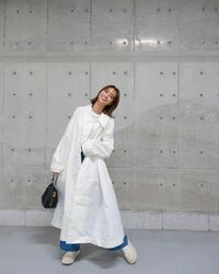 「動くたびに新聞紙みたいな音が奏でられます」滝沢カレン、白のアウターを身にまとった“梅雨コーデ”を公開し話題