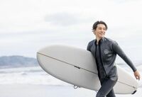 三浦翔平、爽やかイケメン過ぎる”サーフィンショット”を披露！「ボードになりたい」「こんなお父さん他にいない」とファン絶賛