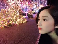 平祐奈、イルミネーションに見惚れる横顔が美しい「本当にかわいい」「肌がめっちゃ綺麗」の声