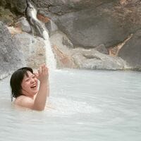 ガンバレルーヤ、おかずクラブ・オカリナの入浴ショットを公開「超笑顔」「気持ち良さそう」の声