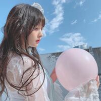 「透明感がやばい」「背中に翼生えてそう」声優・上坂すみれ、梅雨空を吹き飛ばす晴天ショットに絶賛の声