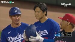 ま、前が見えない…大谷翔平、豪快スイングからのタイムリーヒットもヘルメットが"走塁妨害"！？