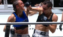 「女子の試合じゃない」バックブローで吹っ飛ぶ衝撃ダウン→笑いながら前に出る選手に「笑ってる！」実況ドン引き