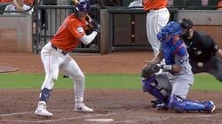 球場騒然！ 球審が動かない…！？ 急所にボールが直撃する衝撃ハプニング発生… ファンも悲鳴「これは痛い」「キャッチャー捕ってやれよ」