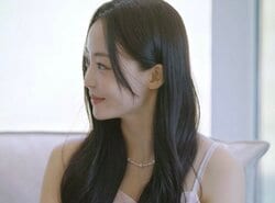 「おっと、かわいい！」透け感たっぷりなミニワンピ＆白の靴下で登場した美女に男子の動きが止まる「アイドルっぽい」