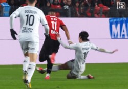 南野拓実がイライラ…？“足刈りハードタックル”で今季初イエローカードを食らった瞬間「フラストレーションもありますし…」